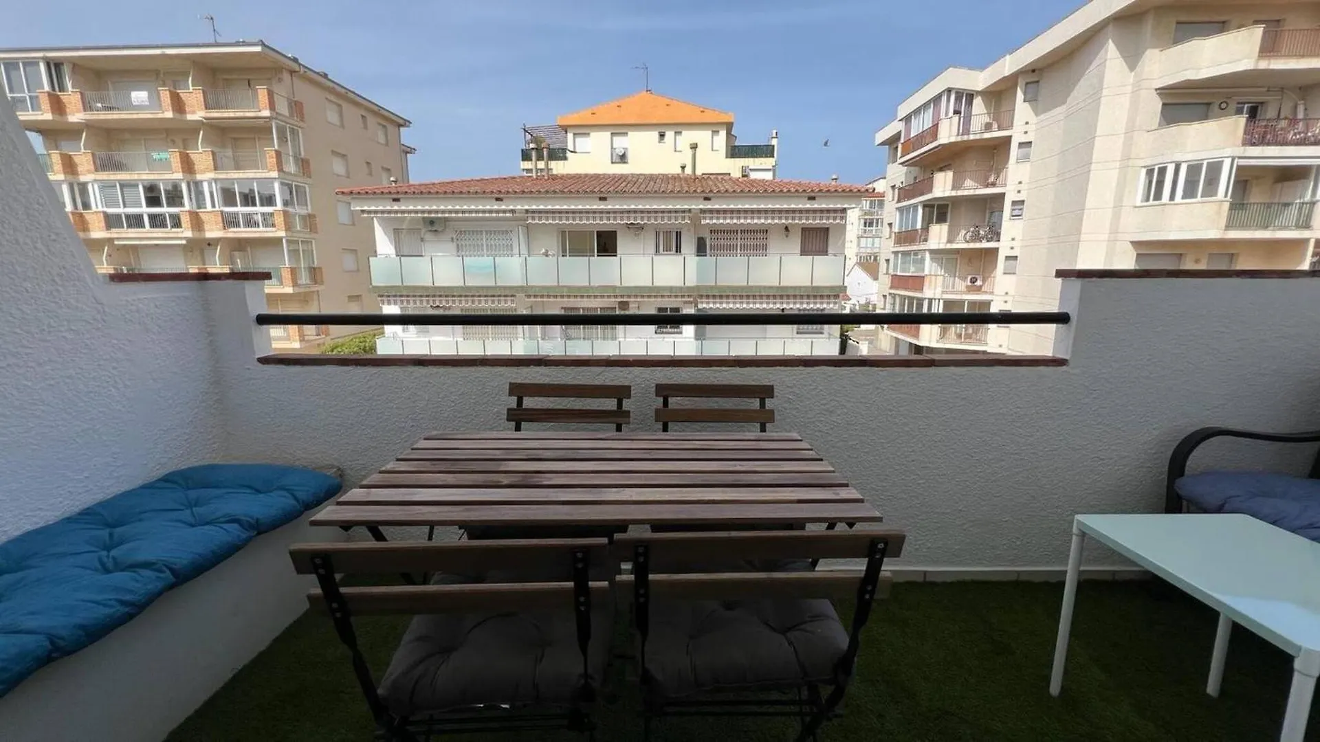 Precioso Apartamento En Roses Con Parking Cerca De Playa